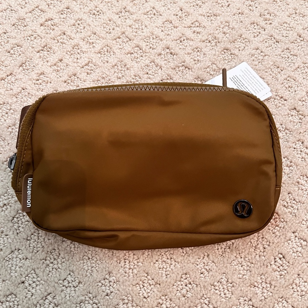 Lululemon everywhere belt bag (NWT)